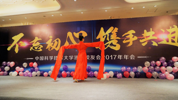 图片18:校友精彩节目瞬间.png