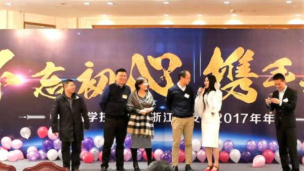图片17:外地校友代表发言.png