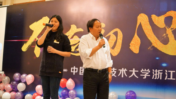 图片19:倪捷校友与李湛校友即兴献唱《后来》.png