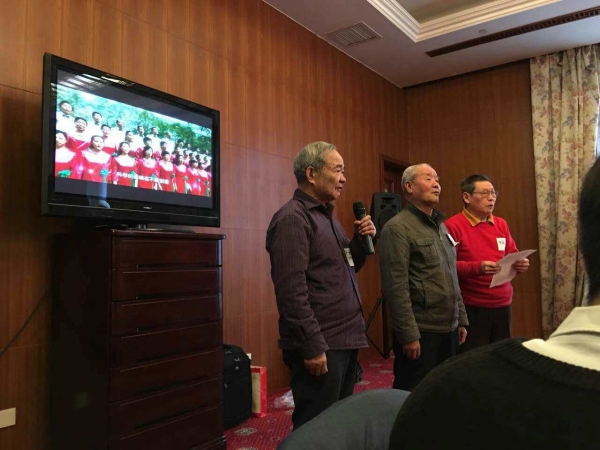 58级校友领唱.jpg